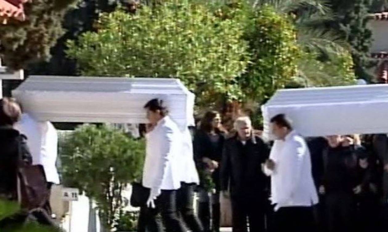 Ανείπωτη η θλίψη στην κηδεία των δίδυμων αγοριών που σκότωσε ο πατέρας τους στη Νέα Σμύρνη