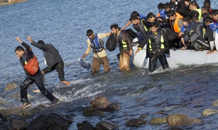 Βίντεο ντοκουμέντο: Μετανάστες έφτασαν στη Μυτιλήνη κάνοντας κουπί