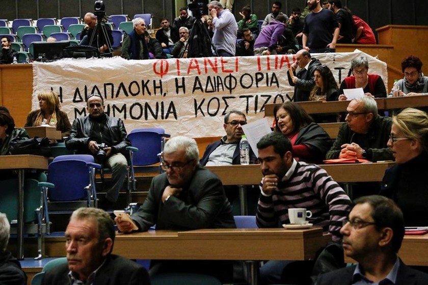 Εκρηκτικό κλίμα στο συμβούλιο της Περιφέρειας Αττικής: Πλημμυροπαθείς την «έπεσαν» στη Δούρου (vid)