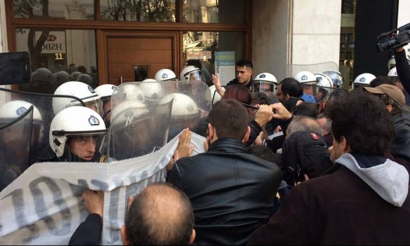 Πλειστηριασμοί: Ένταση μεταξύ διαδηλωτών και αστυνομίας στη Θεσσαλονίκη (pics&vid)
