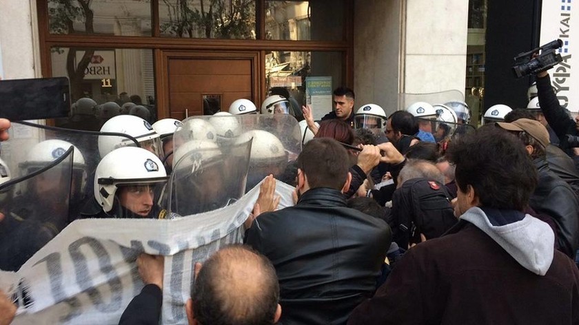 Πλειστηριασμοί: Ένταση μεταξύ διαδηλωτών και αστυνομίας στη Θεσσαλονίκη (pics&vid)