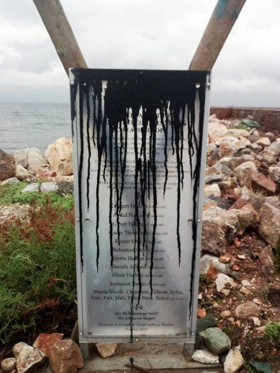 Μυτιλήνη: Άγνωστοι βανδάλισαν το μνημείο με το ονόματα προσφύγων που πνίγηκαν σε ναυάγια