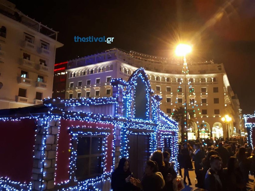 «Μύρισε» Χριστούγεννα στη Θεσσαλονίκη: Άναψε το χριστουγεννιάτικο δέντρο (pics&vid)