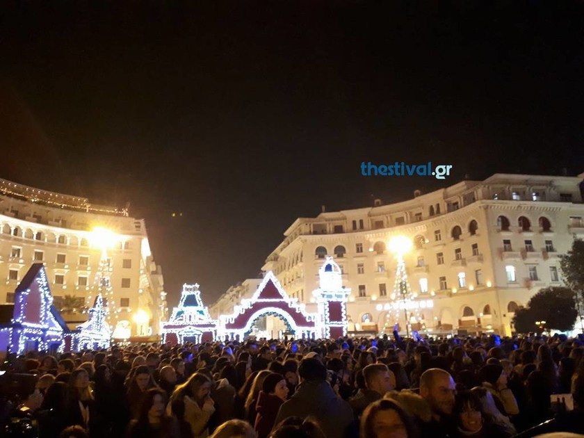 «Μύρισε» Χριστούγεννα στη Θεσσαλονίκη: Άναψε το χριστουγεννιάτικο δέντρο (pics&vid)