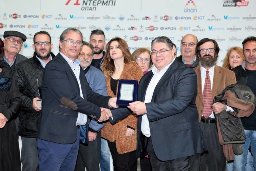 Ο COO της Ιπποδρομίες ΑΕ, Κώστας Αλεξόπουλος, παραδίδει τιμητική πλακέτα στους εκπροσώπους της Ιππικής Έκθεσης Ανδραβίδας