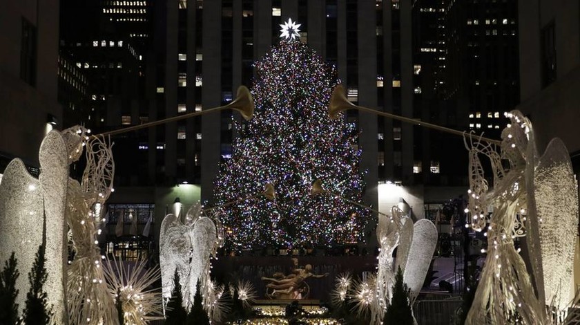 Παραμυθένιο σκηνικό: Άναψε το χριστουγεννιάτικο δέντρο στην πλατεία Ροκφέλερ (Pics+Vid)