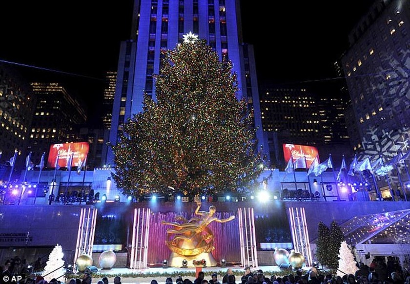 Παραμυθένιο σκηνικό: Άναψε το χριστουγεννιάτικο δέντρο στην πλατεία Ροκφέλερ (Pics+Vid)