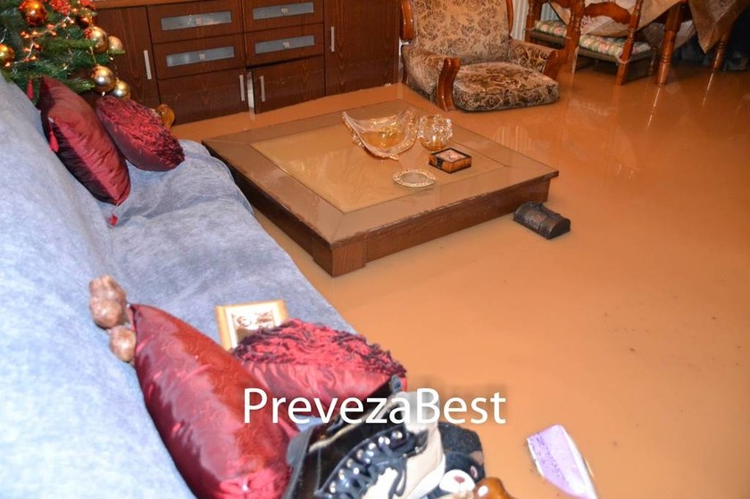 Κακοκαιρία: Υπερχείλισε ο ποταμός Λούρος - Πλημμύρισαν σπίτια και καταστήματα (pics)