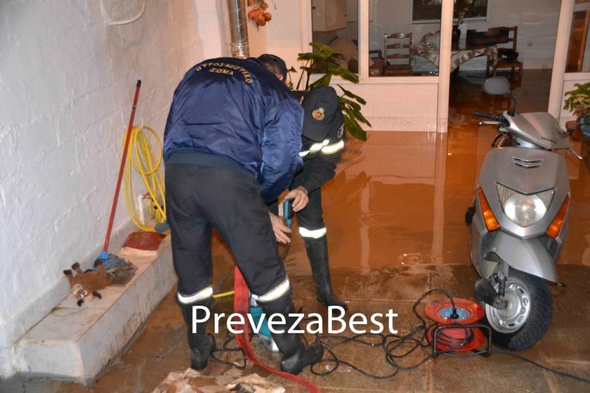 Κακοκαιρία: Υπερχείλισε ο ποταμός Λούρος - Πλημμύρισαν σπίτια και καταστήματα (pics)