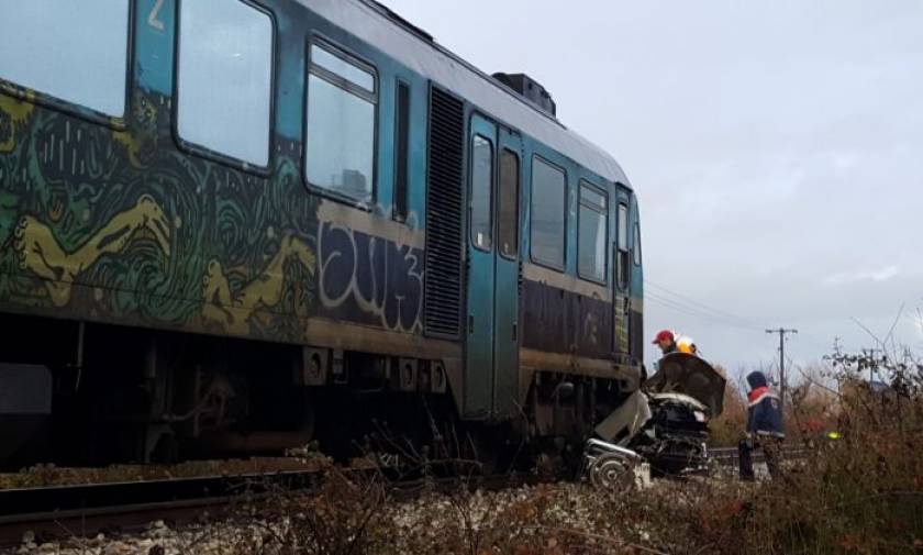 Τραγωδία στα Τρίκαλα: Τρένο παρέσυρε αυτοκίνητο - Νεκρός ο οδηγός (pics&vid)