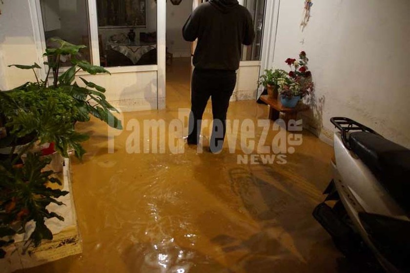 Κακοκαιρία: Πλημμύρες, κατολισθήσεις και εγκλωβισμένοι σε Ήπειρο και Αιτωλοακαρνανία (pics&vids)
