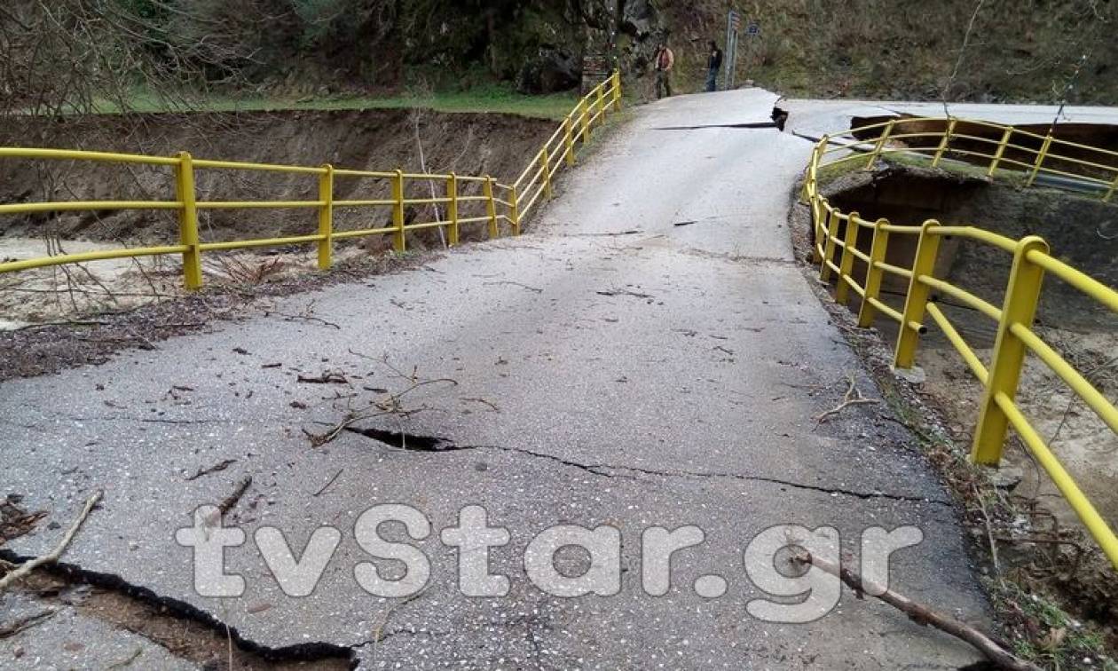 Απίστευτες εικόνες στη Φθιώτιδα: Φούσκωσε ο Σπερχειός - Κίνδυνος να καταρρεύσει γέφυρα