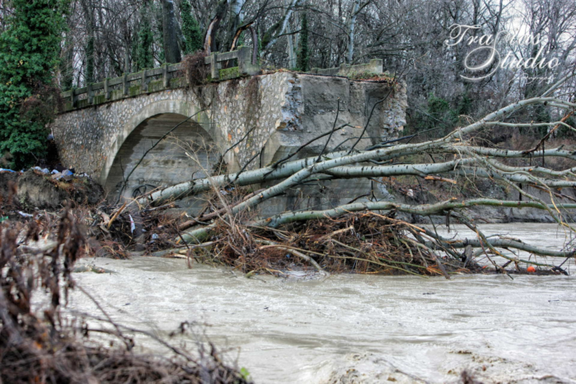 Καιρός ΤΩΡΑ: Κατέρρευσε γεφύρι στην Καστοριά εξαιτίας της κακοκαιρίας (pics+vids)