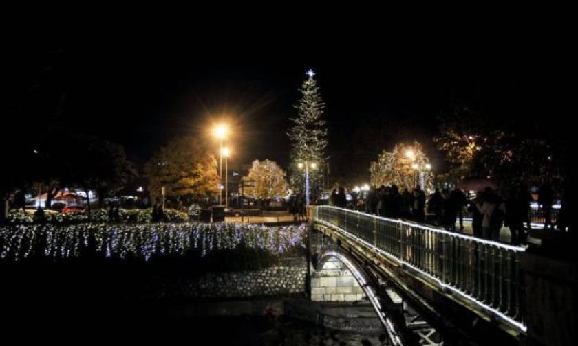 Φωταγωγήθηκε το υψηλότερο χριστουγεννιάτικο δέντρο στην Ελλάδα (pics)