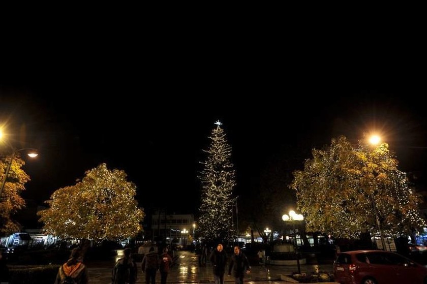 Φωταγωγήθηκε το υψηλότερο χριστουγεννιάτικο δέντρο στην Ελλάδα (pics)