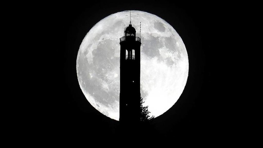 Έχει πανσέληνο απόψε κι είν’ ωραία… Μαγικές εικόνες από τη Σούπερ Σελήνη 