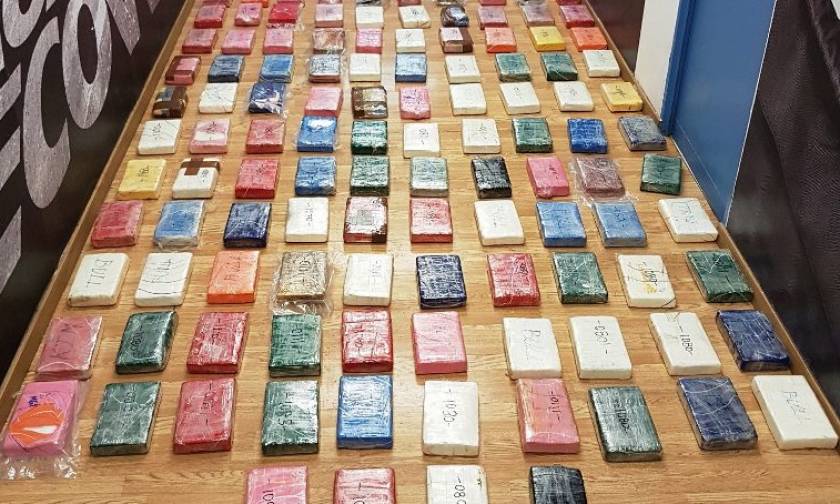 Οι πρώτες φωτογραφίες από τα 136 κιλά κοκαΐνης στη Βάρκιζα (pics)