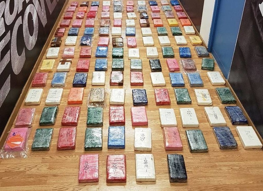 Οι πρώτες φωτογραφίες από τα 136 κιλά κοκαΐνης στη Βάρκιζα (pics)