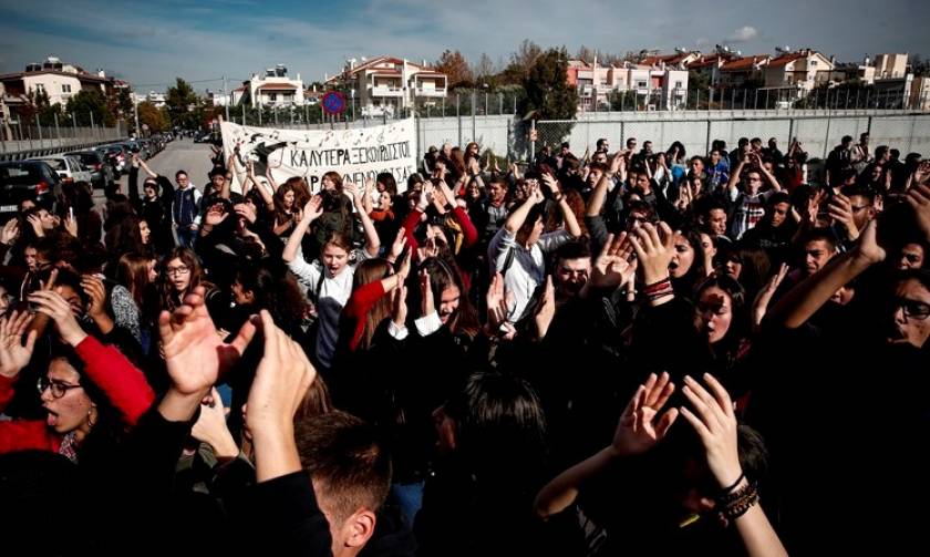 Συγκέντρωση διαμαρτυρίας μαθητών εξω από το υπουργείο Παιδείας (pics)