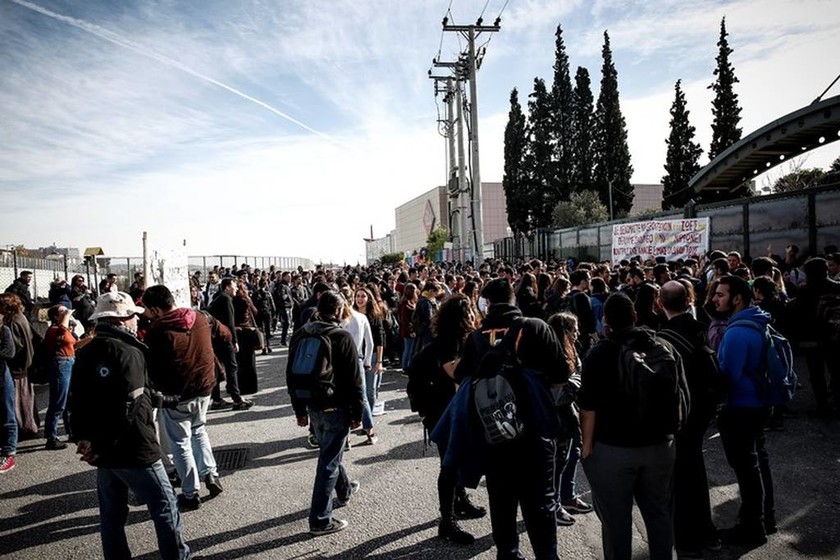 Συγκέντρωση διαμαρτυρίας μαθητών εξω από το υπουργείο Παιδείας (pics)