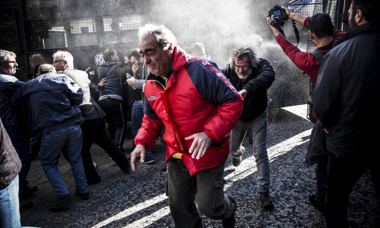 Σοβαρά επεισόδια σε Μέγαρο Μαξίμου και Βουλή - Άγριες συγκρούσεις διαδηλωτών του ΠΑΜΕ και ΜΑΤ (pics)