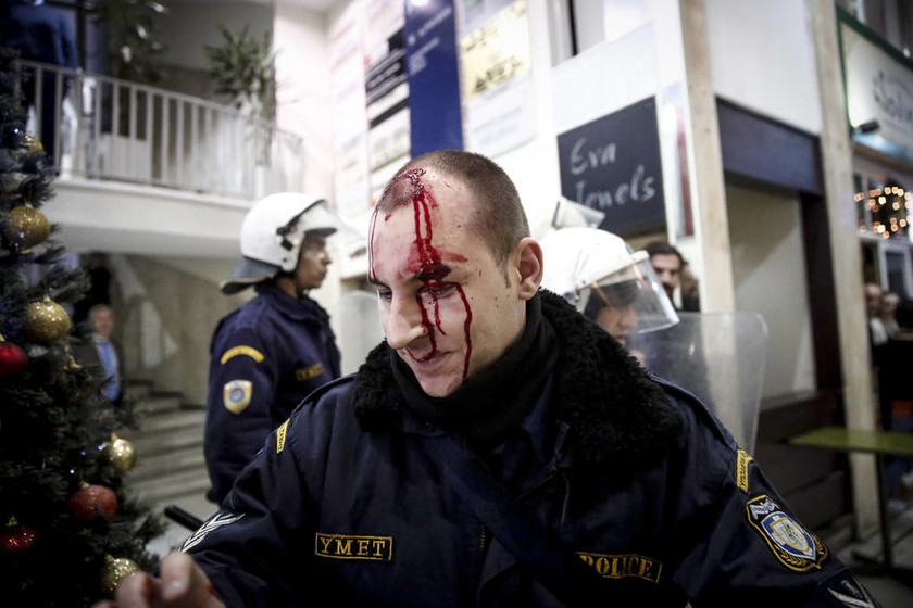 Σοβαρά επεισόδια στο Μέγαρο Μαξίμου - Άγριες συγκρούσεις διαδηλωτών του ΠΑΜΕ και ΜΑΤ