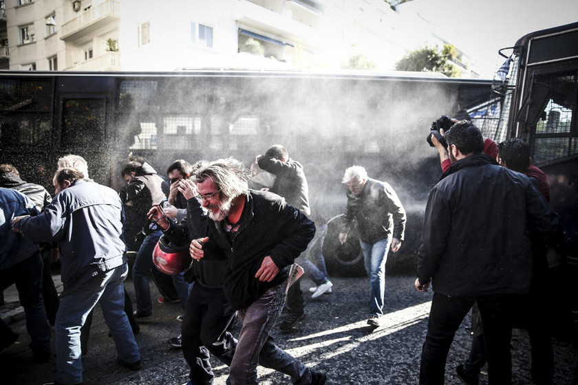Σοβαρά επεισόδια στο Μέγαρο Μαξίμου - Άγριες συγκρούσεις διαδηλωτών του ΠΑΜΕ και ΜΑΤ