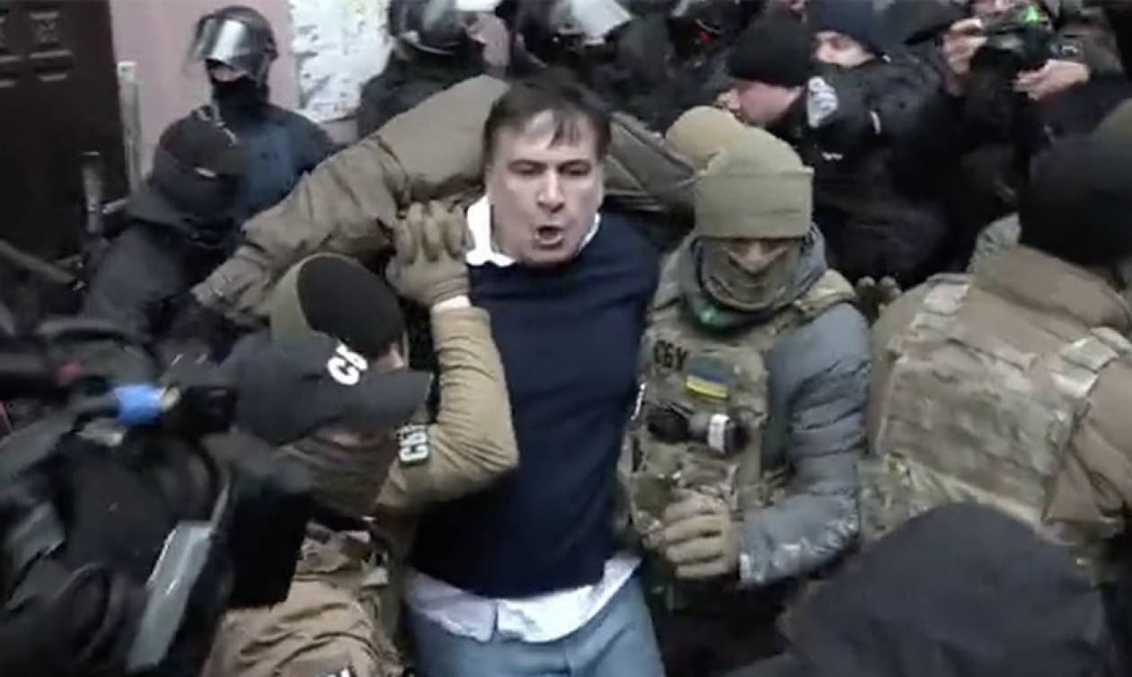Σκηνές χάους στην Ουκρανία: Καρέ-καρέ η επίθεση οπαδών του Σαακασβίλι σε αστυνομικούς (Vid)