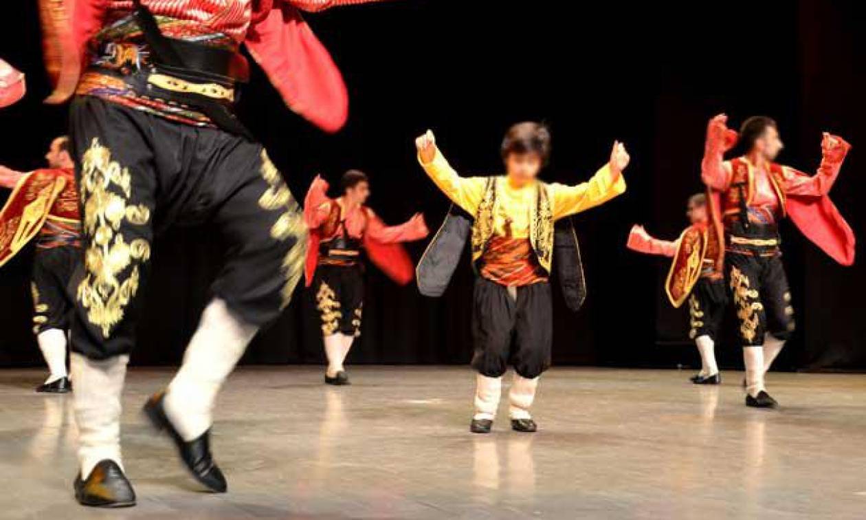 «Θρίλερ» με έντεκα Τούρκους χορευτές: Ζήτησαν άσυλο μετά από φεστιβάλ λαϊκών χορών
