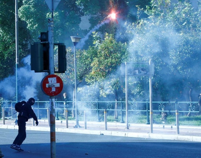 Επεισόδια στο συλλαλητήριο για την επέτειο από τη δολοφονία του Αλέξη Γρηγορόπουλου (pics+vid)