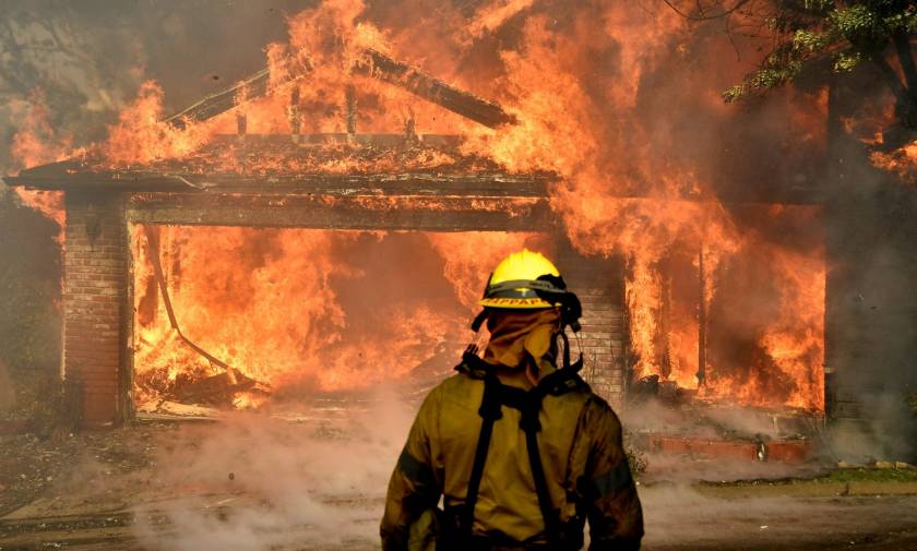 ΗΠΑ: Μαίνονται οι φονικές πυρκαγιές στην Καλιφόρνια - Οι φλόγες έφθασαν στο Λος Άντζελες (vids)