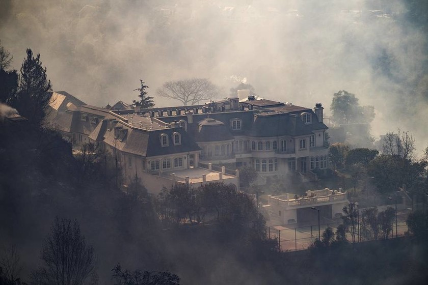 Πύρινη λαίλαπα στο Λος Άντζελες: Στις φλόγες παραδόθηκε το Bel-Air (Pics+Vids)
