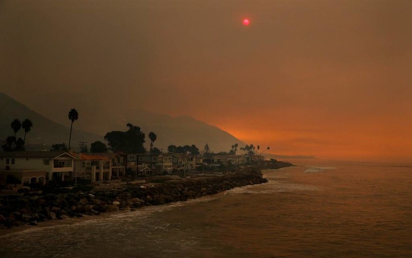 Πύρινη λαίλαπα στο Λος Άντζελες: Στις φλόγες παραδόθηκε το Bel-Air (Pics+Vids)