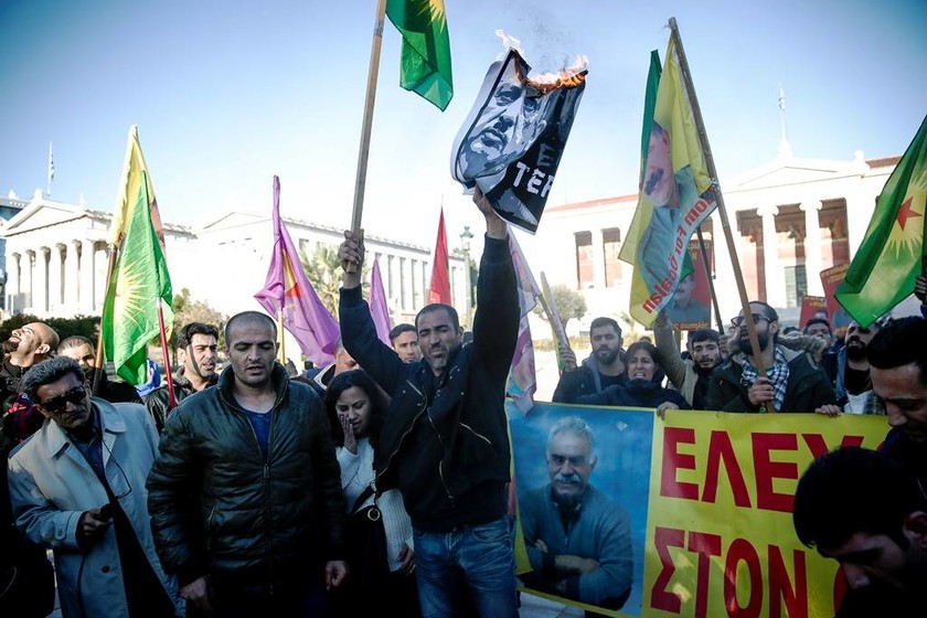 Επίσκεψη Ερντογάν: Πορεία Κούρδων στην Αθήνα - Έκαψαν φωτογραφίες του Τούρκου Πρόεδρου (pics)