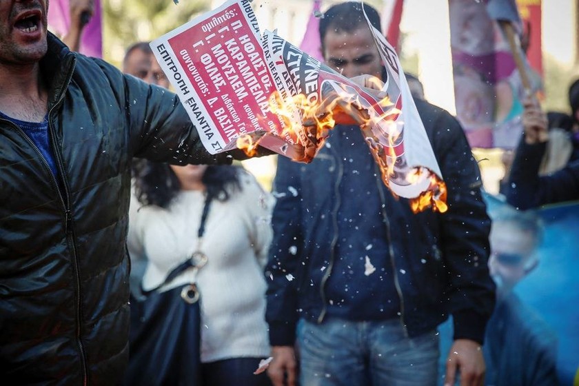 Επίσκεψη Ερντογάν: Πορεία Κούρδων στην Αθήνα - Έκαψαν φωτογραφίες του Τούρκου Πρόεδρου (pics)