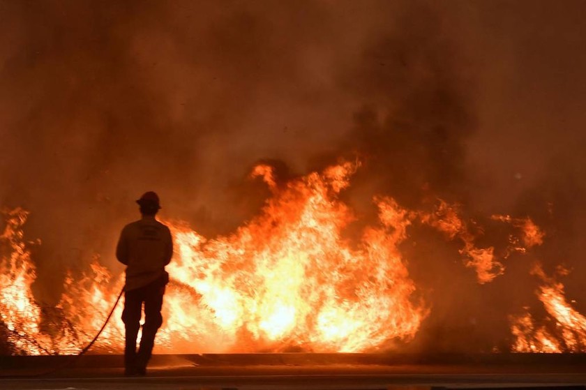 Η «Κόλαση του Δάντη» καίει την Καλιφόρνια: «Στάχτη» εκατοντάδες σπίτια (ΑΠΙΣΤΕΥΤΕΣ ΕΙΚΟΝΕΣ)