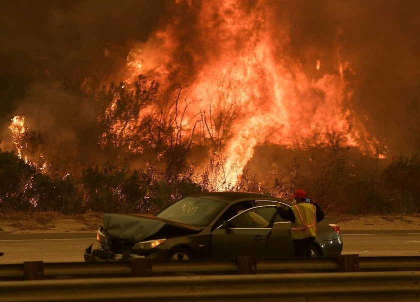 Η «Κόλαση του Δάντη» καίει την Καλιφόρνια: «Στάχτη» εκατοντάδες σπίτια (ΑΠΙΣΤΕΥΤΕΣ ΕΙΚΟΝΕΣ)