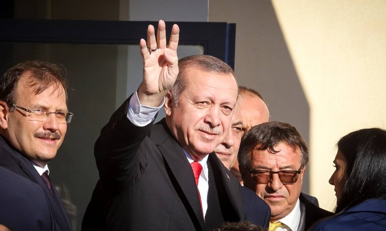Τι σημαίνει ο χαιρετισμός του Ερντογάν με τα τέσσερα δάχτυλα στην Κομοτηνή (pics)