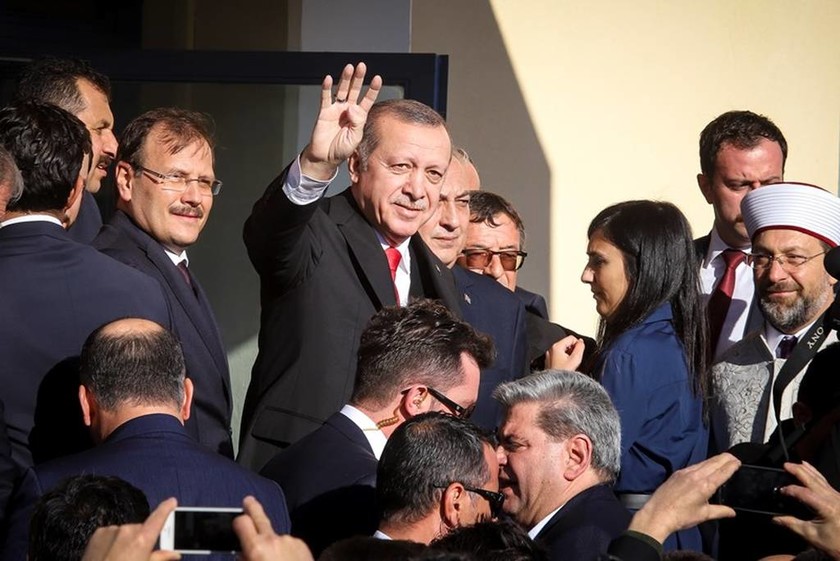Τι σημαίνει ο χαιρετισμός του Ερντογάν με τα τέσσερα δάχτυλα στην Κομοτηνή