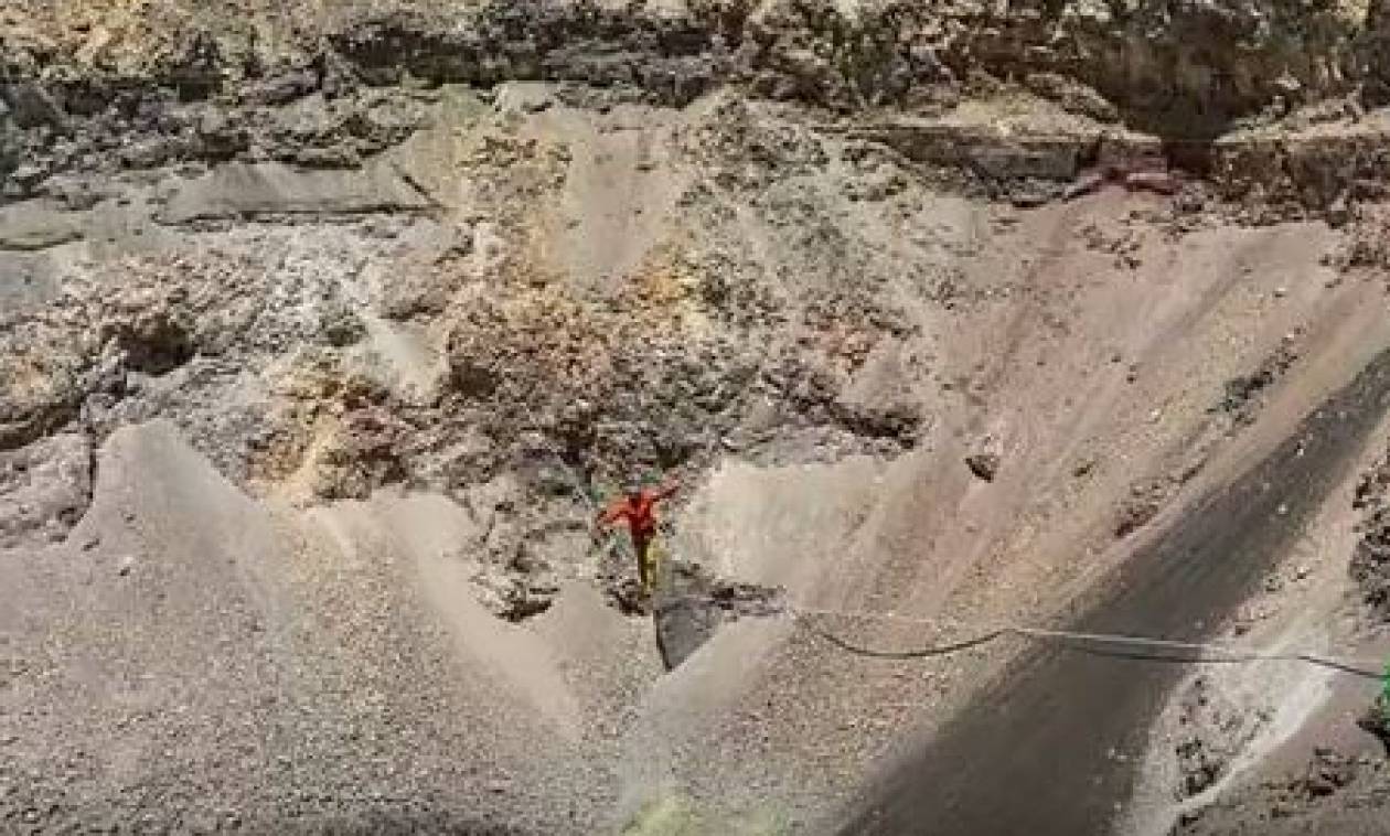 Τρομακτικό βίντεο: Περπάτησε σε τεντωμένο σχοινί πάνω από κρατήρα ενεργού ηφαιστείου!
