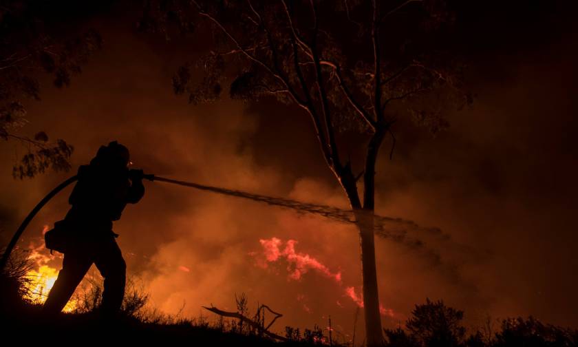 ΗΠΑ: Συνεχίζουν να καίνε ανεξέλεγκτες οι καταστροφικές πυρκαγιές στην Καλιφόρνια (vids)