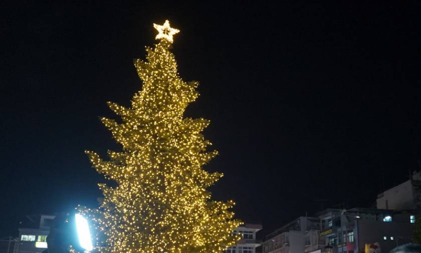 Χριστούγεννα 2017: Η Λαμία στόλισε το χριστουγεννιάτικο δέντρο της (pics&vid)