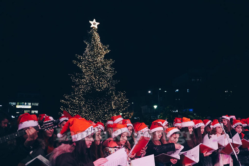 Χριστούγεννα 2017: Η Λαμία στόλισε το χριστουγεννιάτικο δέντρο της