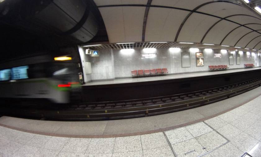 Συναγερμός στο σταθμό του Μετρό «Σύνταγμα» - Άνδρας έπεσε στις ράγες