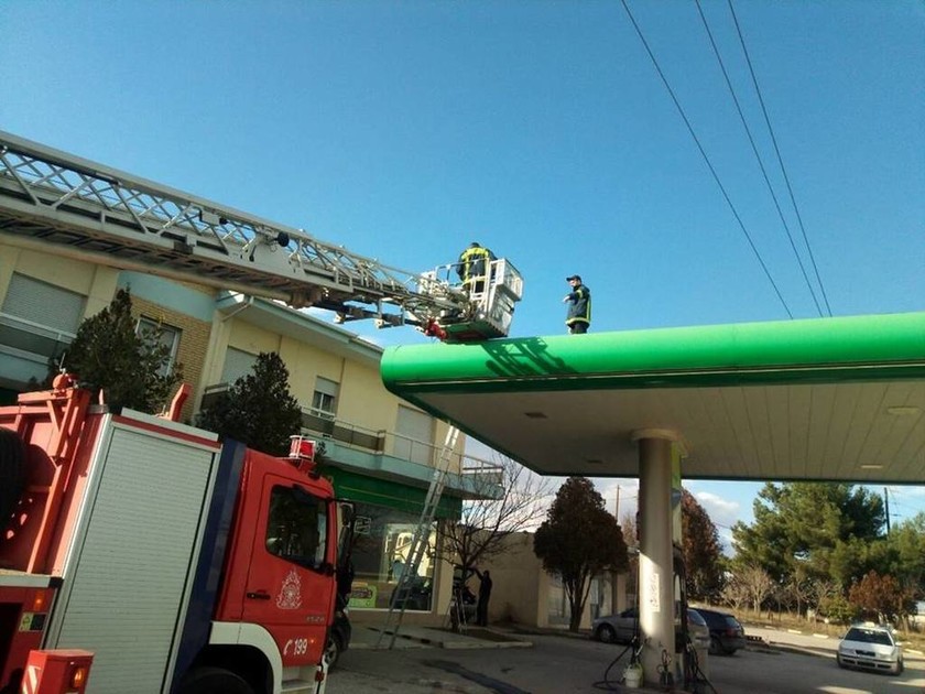 Σοκ στην Κοζάνη: Έπαθε ηλεκτροπληξία την ώρα που βρισκόταν σε βενζινάδικο (pics)