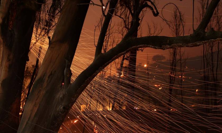 Μαίνονται οι πυρκαγιές στην Καλιφόρνια - Απειλούνται χιλιάδες σπίτια (vids)