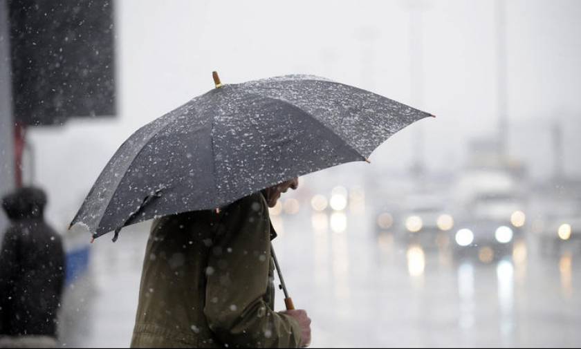 «Αγρίεψε» ο καιρός: Βροχές, καταιγίδες και χιόνια – Πού εντοπίζονται προβλήματα