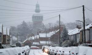 Στο έλεος του χιονιά η Βρετανία: Παρέλυσε η χώρα – Χάος στα αεροδρόμια (pics)