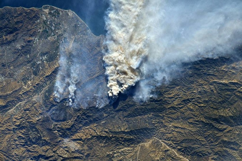 «Σοκ και δέος» στην Καλιφόρνια: Η πύρινη λαίλαπα συνεχίζει να κατακαίει δάση και σπίτια (Pics+Vids)
