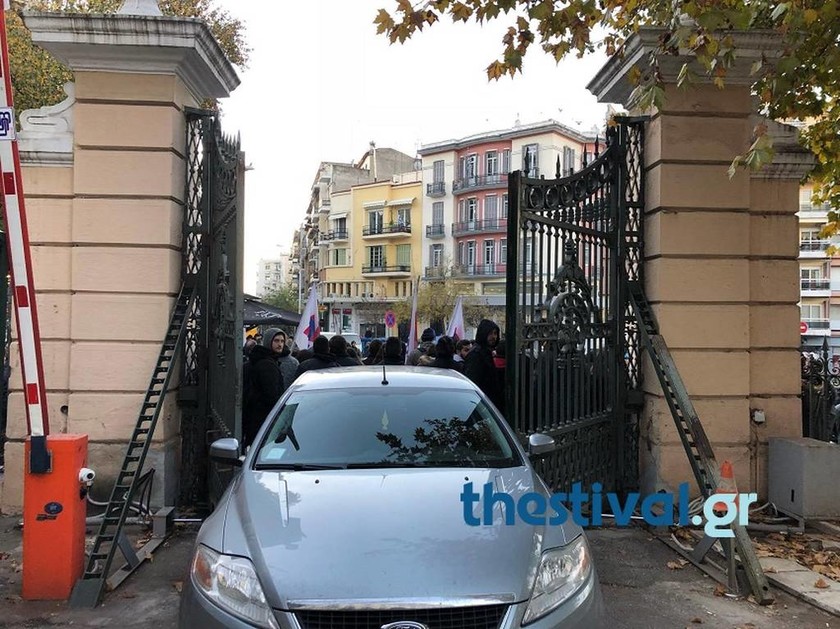 Θεσσαλονίκη: Κατάληψη του ΠΑΜΕ στο υπουργείο Μακεδονίας - Θράκης (pics)